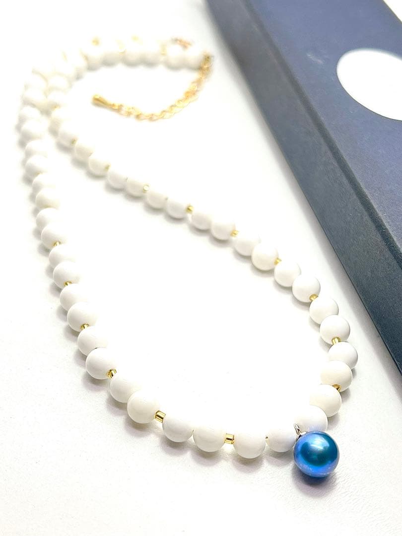 Akoya pearl necklace with black and indigo blue pearls, white onyx beads, and K18 gold leaf Venetian glass parts