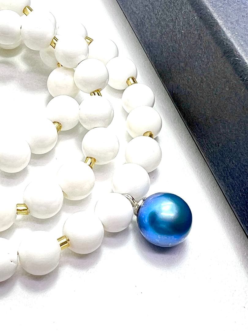 Akoya pearl necklace with black and indigo blue pearls, white onyx beads, and K18 gold leaf Venetian glass parts