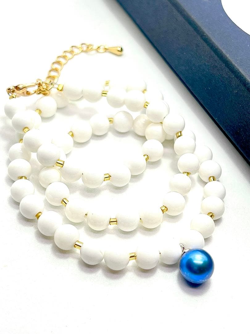 Akoya pearl necklace with black and indigo blue pearls, white onyx beads, and K18 gold leaf Venetian glass parts