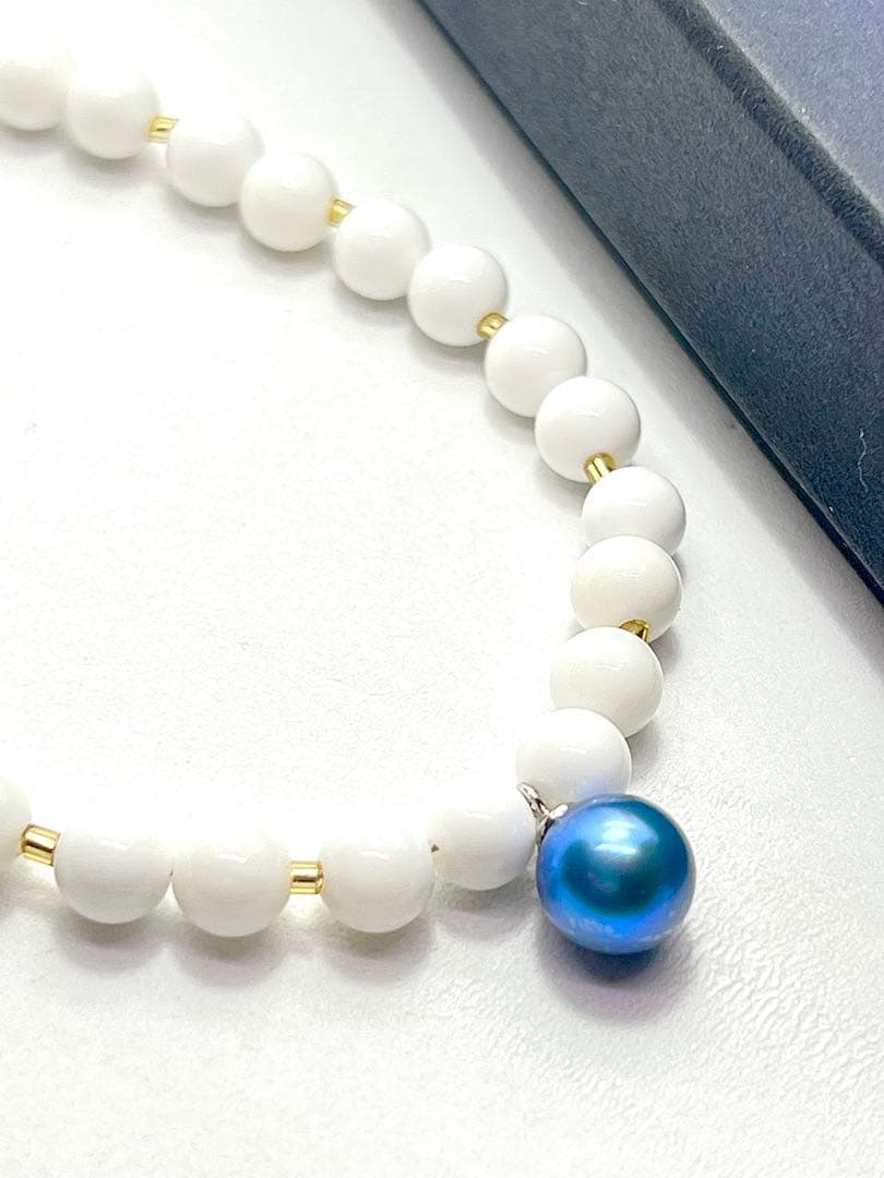 Akoya pearl necklace with black and indigo blue pearls, white onyx beads, and K18 gold leaf Venetian glass parts