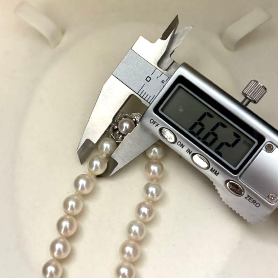 Akoya pearl necklace with 7mm white pearls measuring 43cm in length, weighing 28.3g