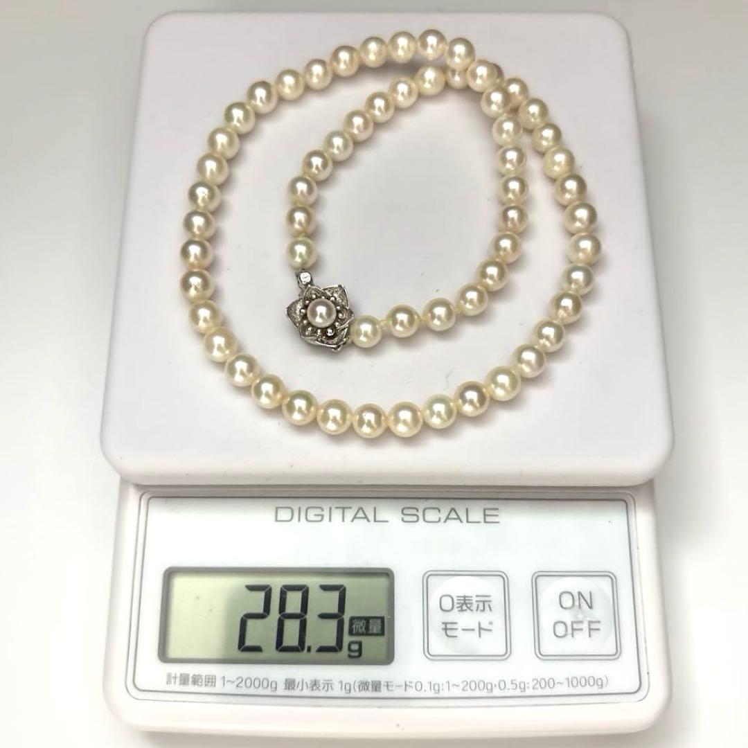 Akoya pearl necklace with 7mm white pearls measuring 43cm in length, weighing 28.3g