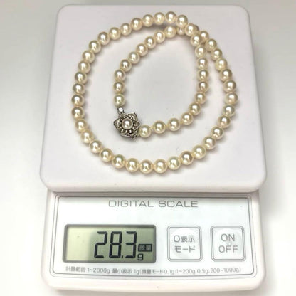 Akoya pearl necklace with 7mm white pearls measuring 43cm in length, weighing 28.3g
