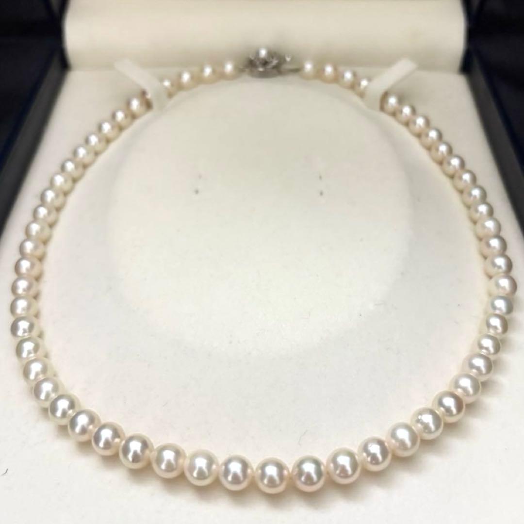 Akoya pearl necklace with 7mm white pearls measuring 43cm in length, weighing 28.3g