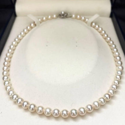 Akoya pearl necklace with 7mm white pearls measuring 43cm in length, weighing 28.3g