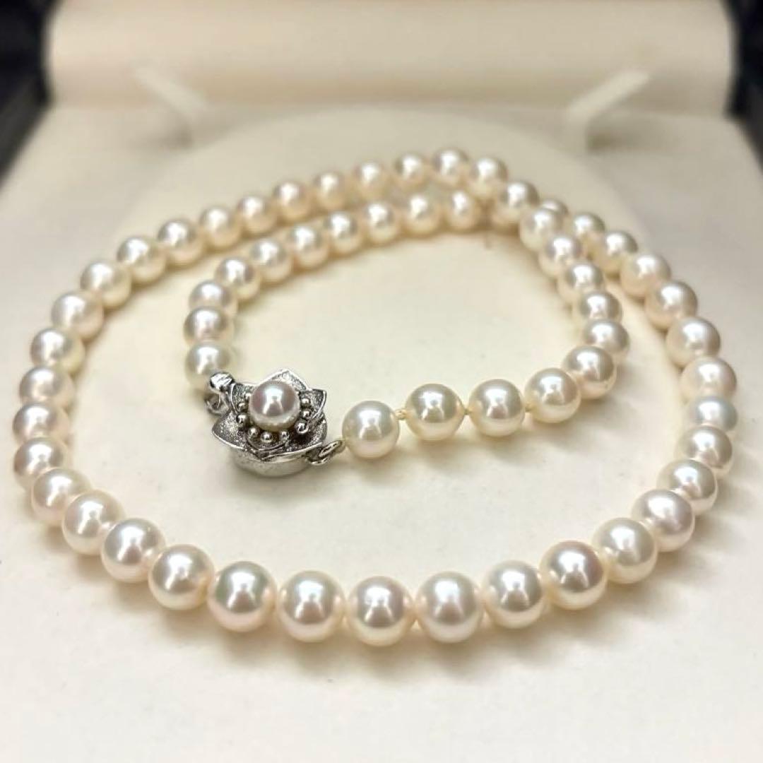 Akoya pearl necklace with 7mm white pearls measuring 43cm in length, weighing 28.3g