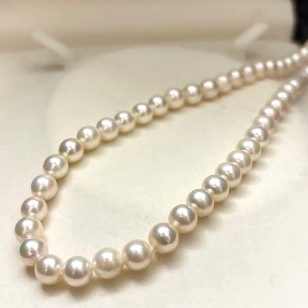 Akoya pearl necklace with 7mm white pearls measuring 43cm in length, weighing 28.3g