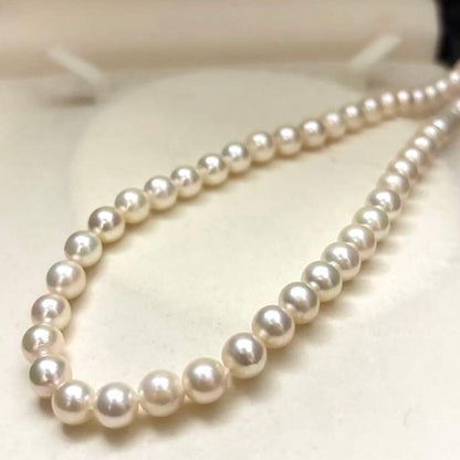 Akoya pearl necklace with 7mm white pearls measuring 43cm in length, weighing 28.3g