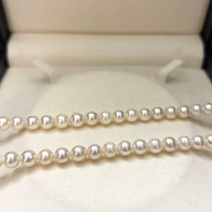 Akoya pearl necklace with 7mm white pearls measuring 43cm in length, weighing 28.3g