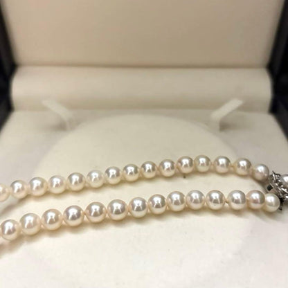 Akoya pearl necklace with 7mm white pearls measuring 43cm in length, weighing 28.3g