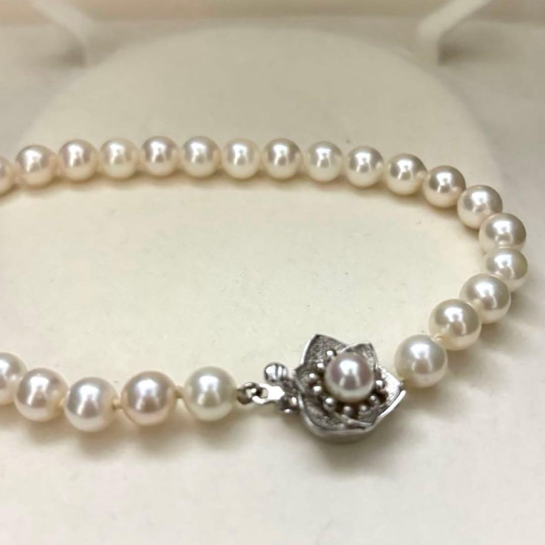 Akoya pearl necklace with 7mm white pearls measuring 43cm in length, weighing 28.3g
