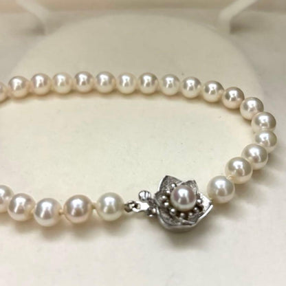 Akoya pearl necklace with 7mm white pearls measuring 43cm in length, weighing 28.3g