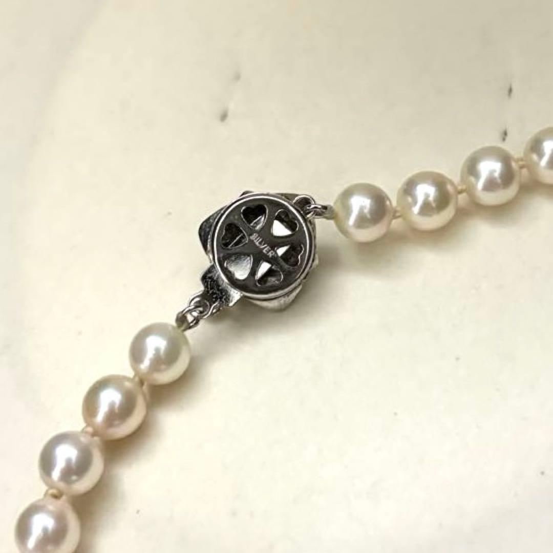 Akoya pearl necklace with 7mm white pearls measuring 43cm in length, weighing 28.3g