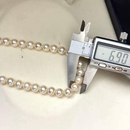 Akoya pearl necklace with 7mm white pearls measuring 43cm in length, weighing 28.3g