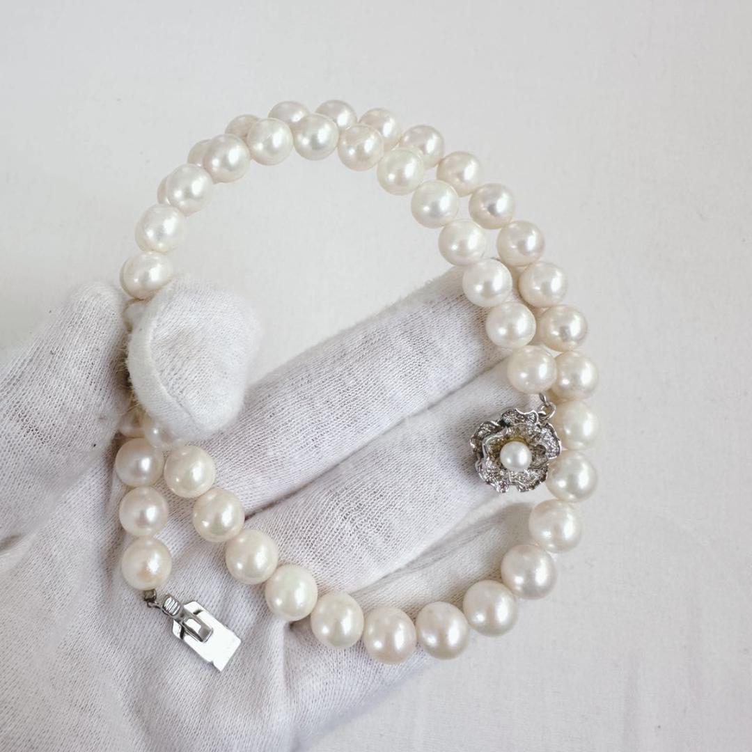 Close-up of an Akoya pearl necklace featuring 8-8.5mm white pearls on a 40cm strand