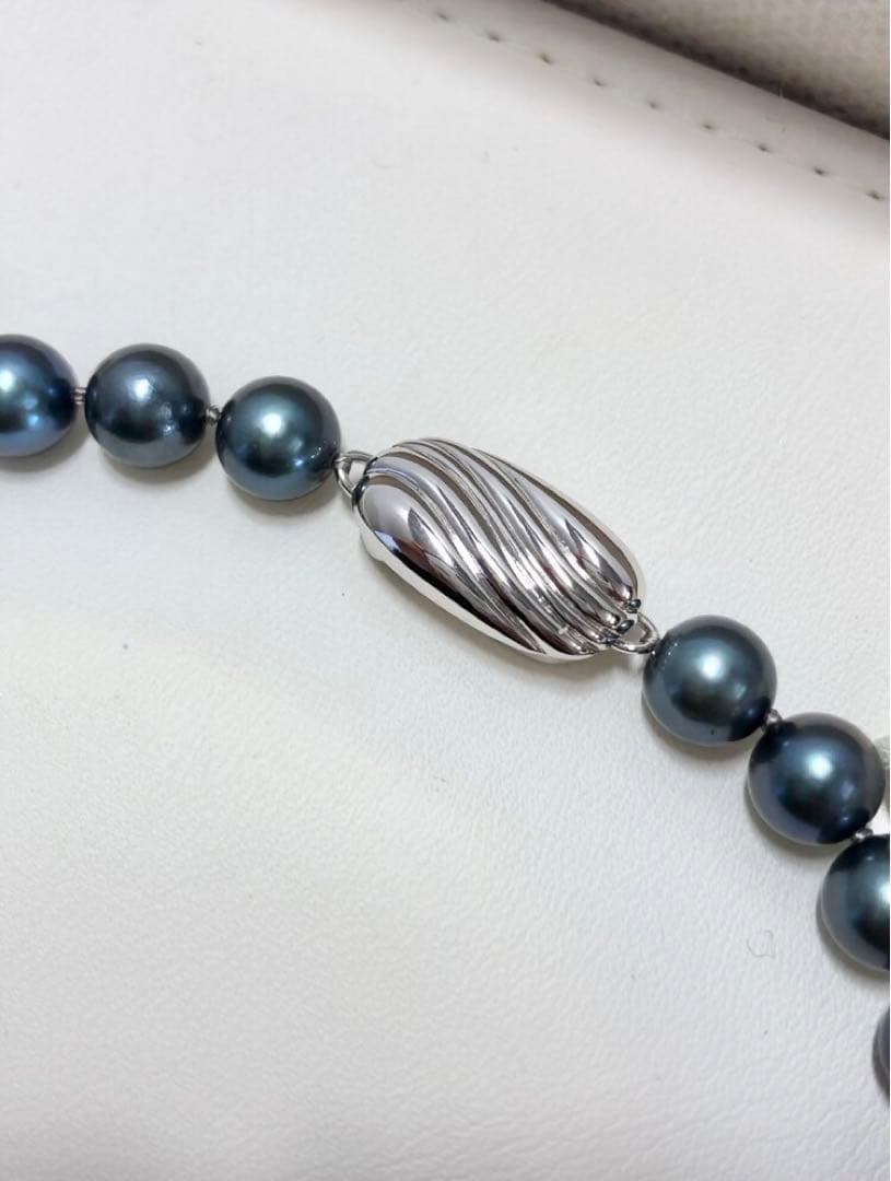 Akoya pearl necklace with blue-black semi-round pearls 7.0-7.5mm on silver clasp with Jewelry Maki stamp