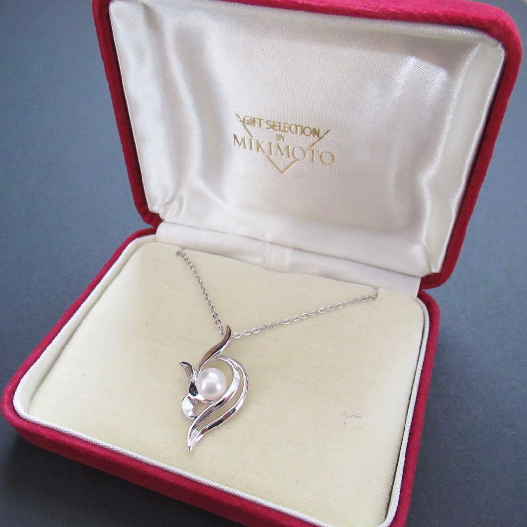 Akoya pearl necklace with a single 6.2mm pearl on a 40cm flowing curve silver chain