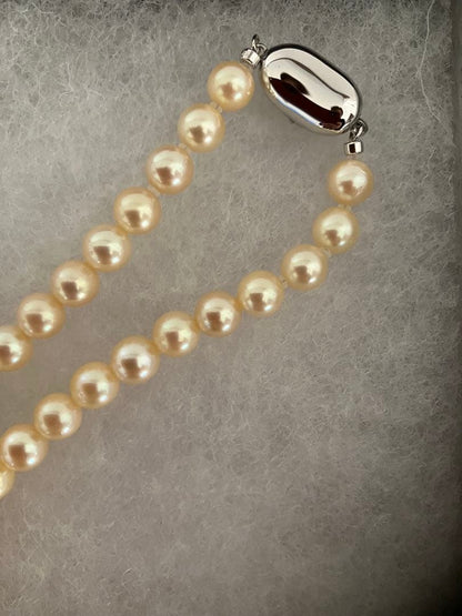 Akoya pearl necklace with 6.5-6.8mm pearls measuring 43.5 cm length on white background