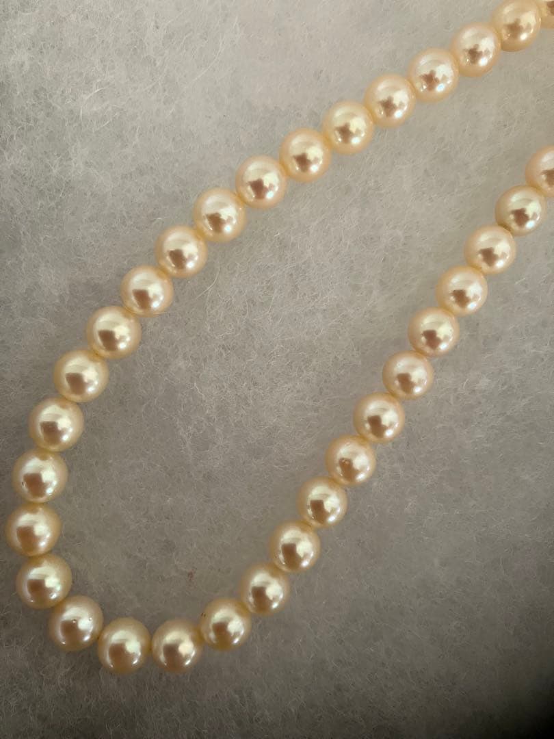 Akoya pearl necklace with 6.5-6.8mm pearls measuring 43.5 cm length on white background