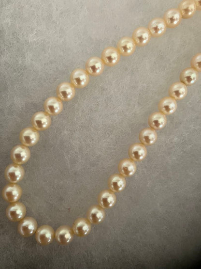 Akoya pearl necklace with 6.5-6.8mm pearls measuring 43.5 cm length on white background