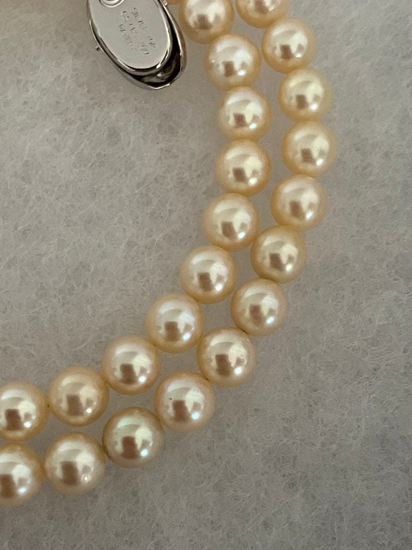 Akoya pearl necklace with 6.5-6.8mm pearls measuring 43.5 cm length on white background