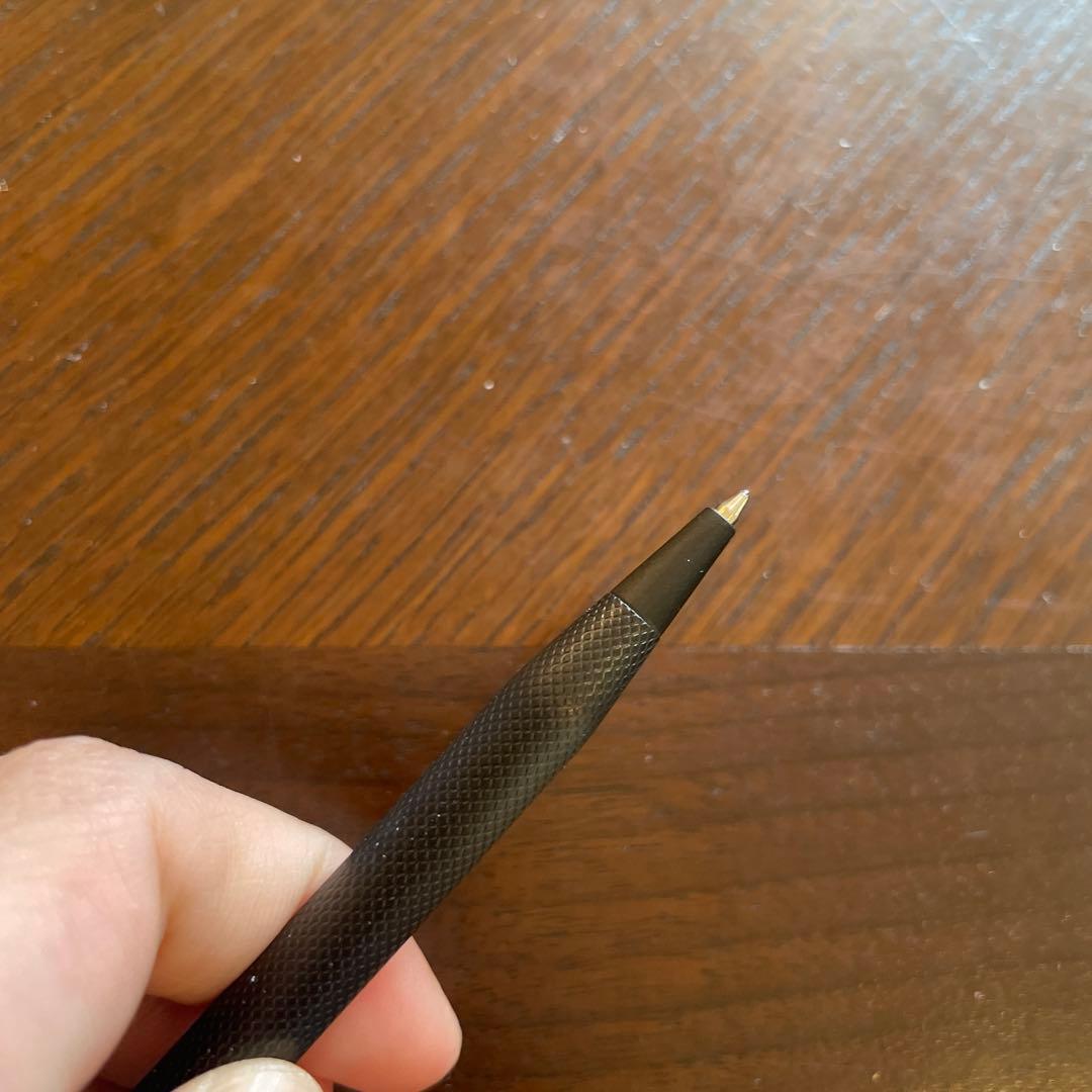 CROSS No.142 ballpoint pen with black oil-based ink and sleek design