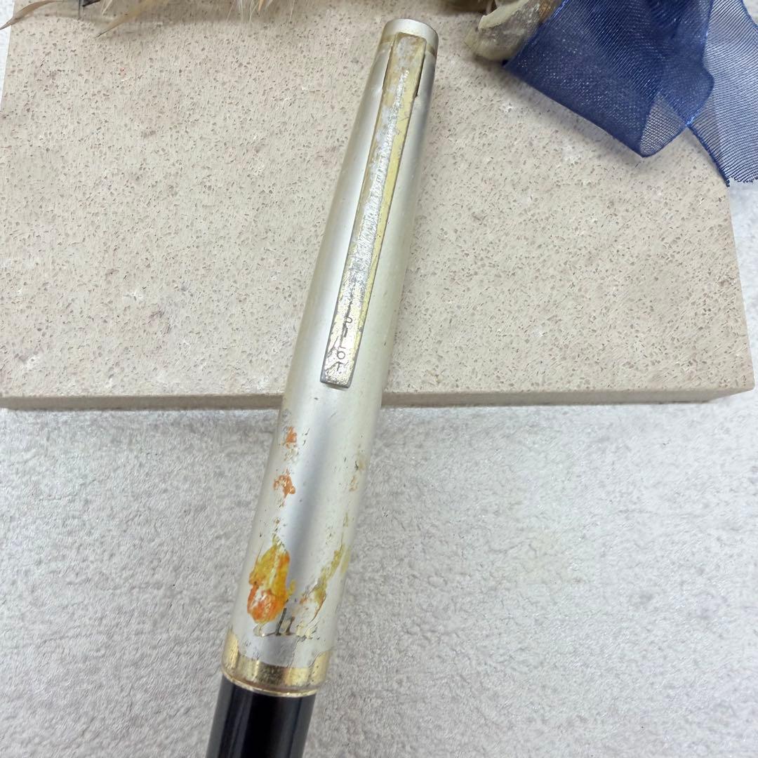 Pilot P25 fountain pen featuring a 20 million yen K18 750 18K gold nib