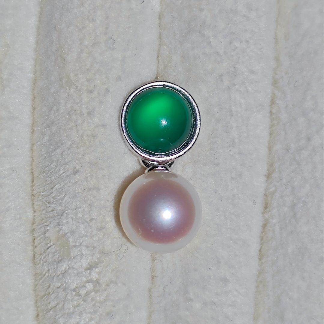Handmade Akoya pearl necklace with green jade pendant, 45 cm length, featuring 9.5 mm pearls