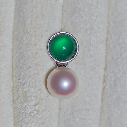 Handmade Akoya pearl necklace with green jade pendant, 45 cm length, featuring 9.5 mm pearls