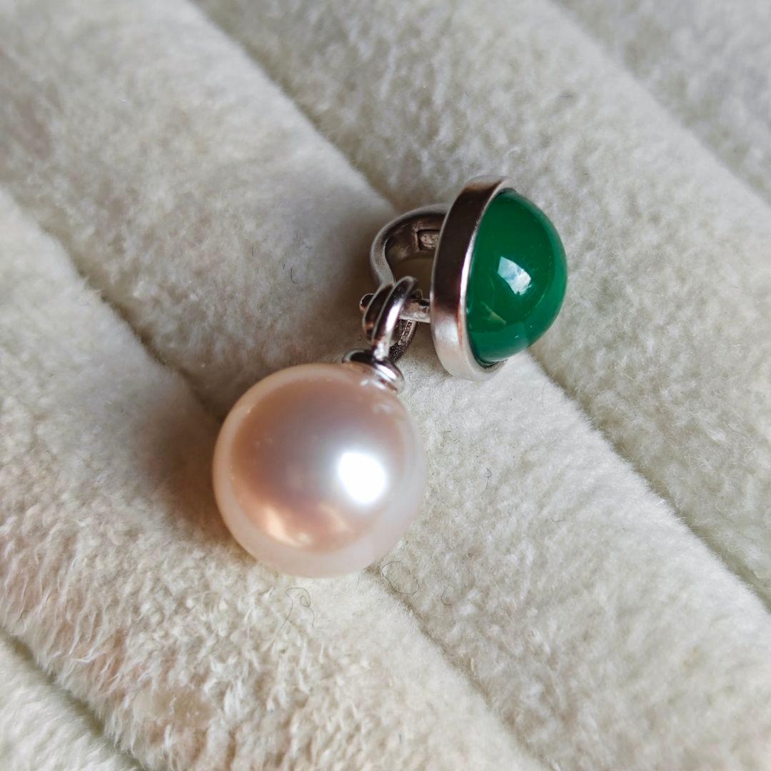 Handmade Akoya pearl necklace with green jade pendant, 45 cm length, featuring 9.5 mm pearls