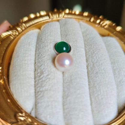 Handmade Akoya pearl necklace with green jade pendant, 45 cm length, featuring 9.5 mm pearls