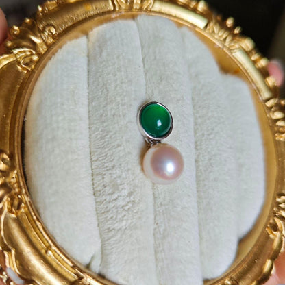 Handmade Akoya pearl necklace with green jade pendant, 45 cm length, featuring 9.5 mm pearls