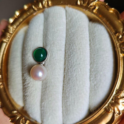 Handmade Akoya pearl necklace with green jade pendant, 45 cm length, featuring 9.5 mm pearls
