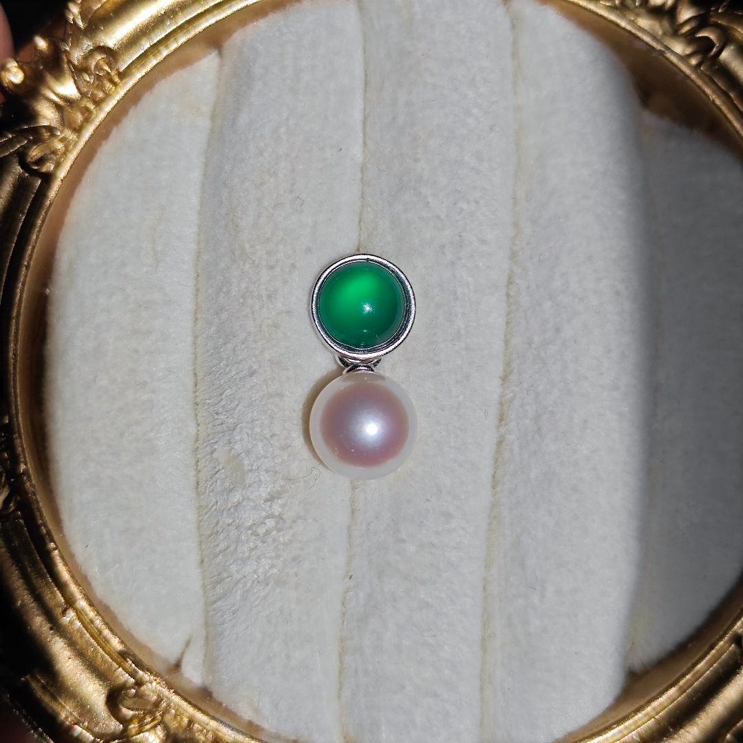Handmade Akoya pearl necklace with green jade pendant, 45 cm length, featuring 9.5 mm pearls