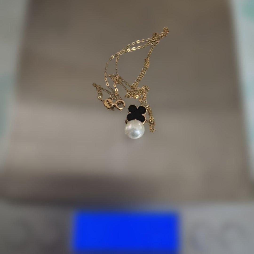 K18YG necklace with white Akoya pearls and onyx flower pendant on a 45 cm chain
