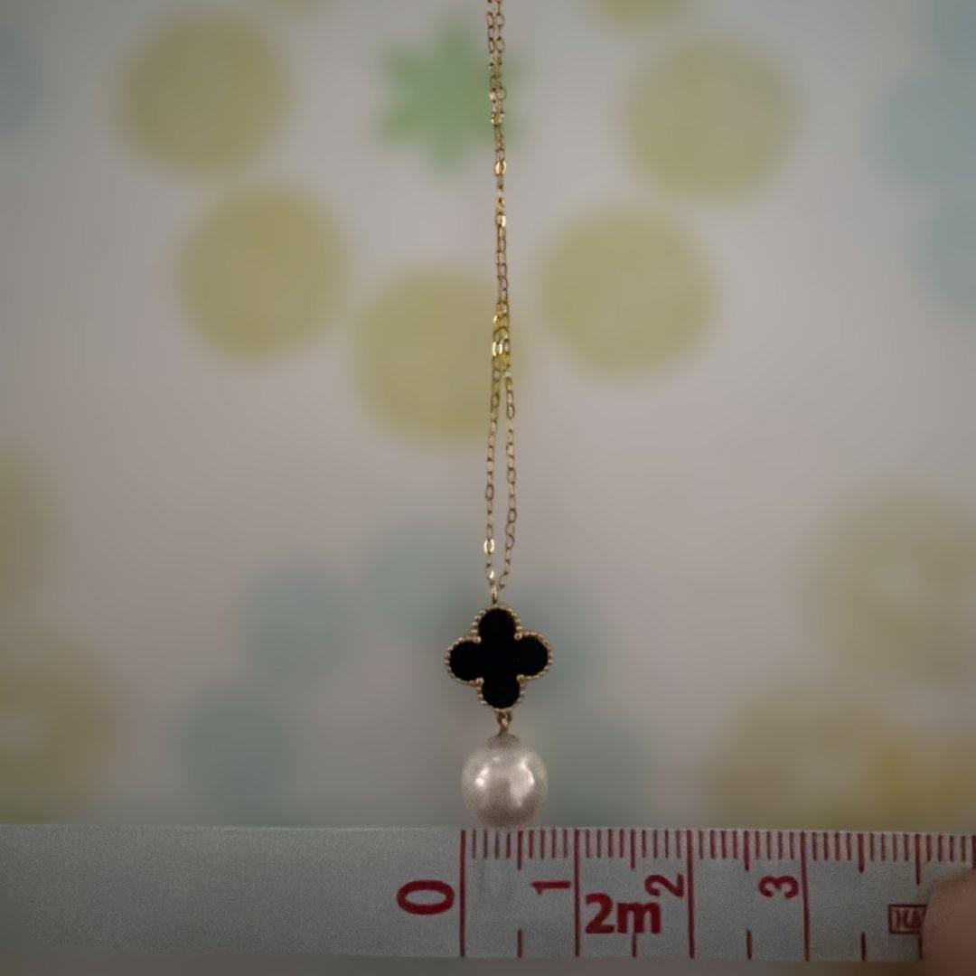 K18YG necklace with white Akoya pearls and onyx flower pendant on a 45 cm chain