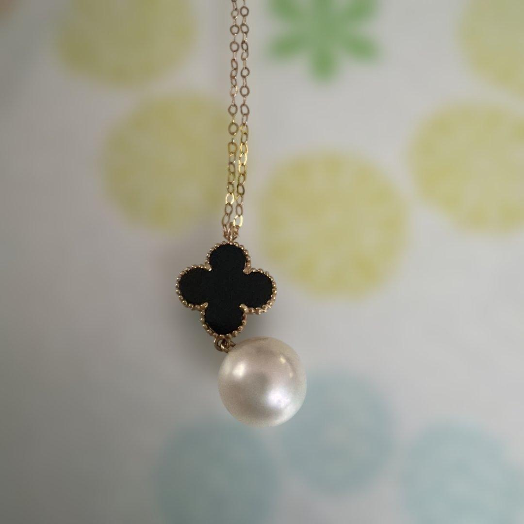 K18YG necklace with white Akoya pearls and onyx flower pendant on a 45 cm chain