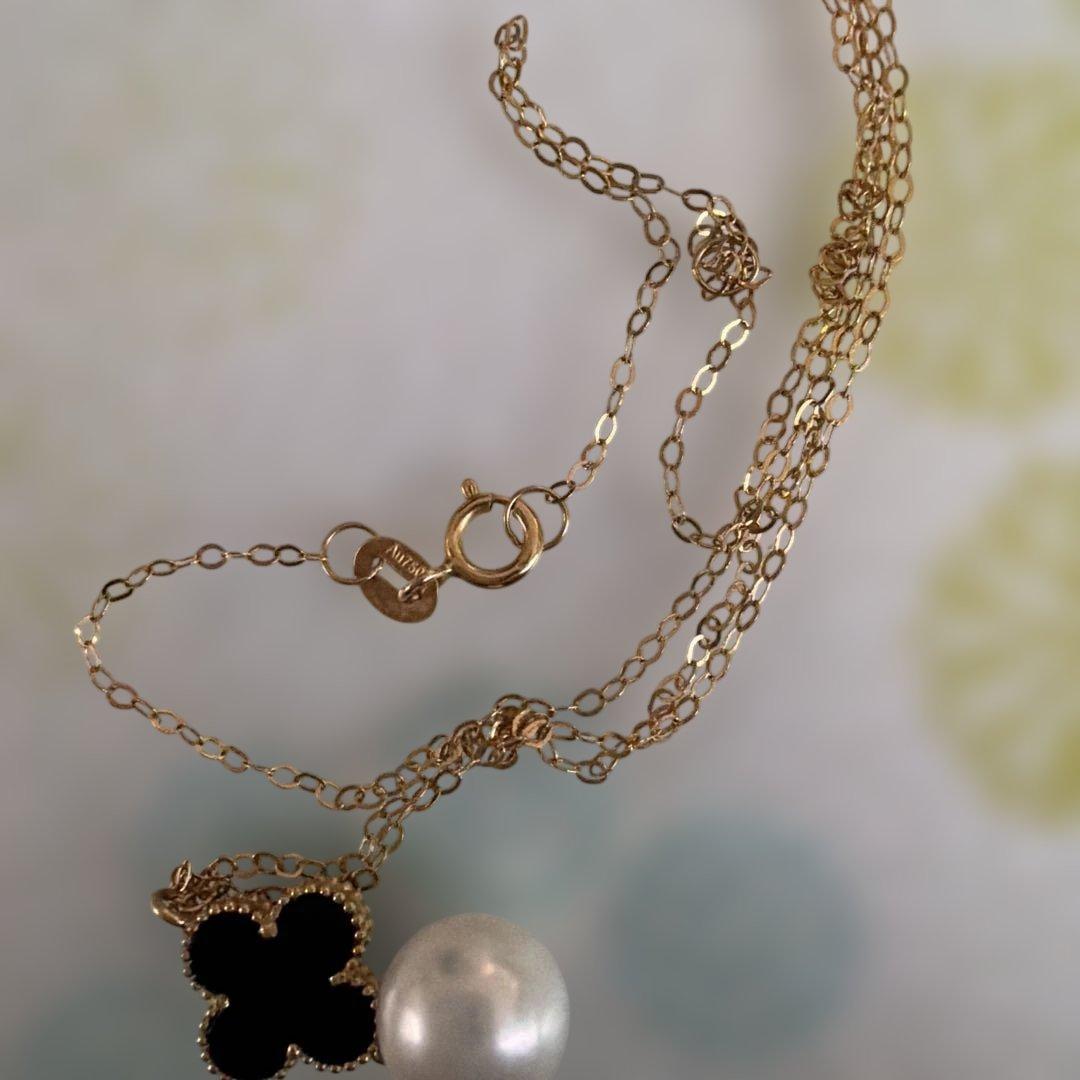 K18YG necklace with white Akoya pearls and onyx flower pendant on a 45 cm chain