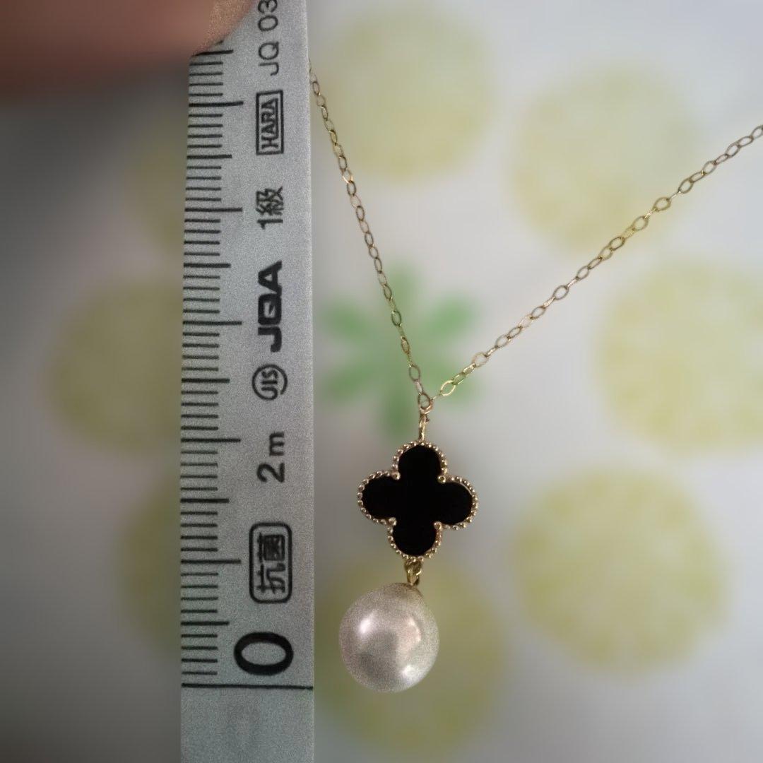 K18YG necklace with white Akoya pearls and onyx flower pendant on a 45 cm chain