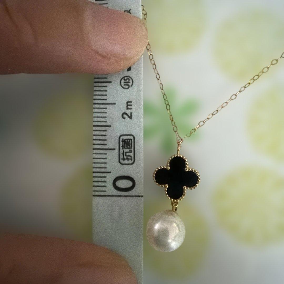 K18YG necklace with white Akoya pearls and onyx flower pendant on a 45 cm chain
