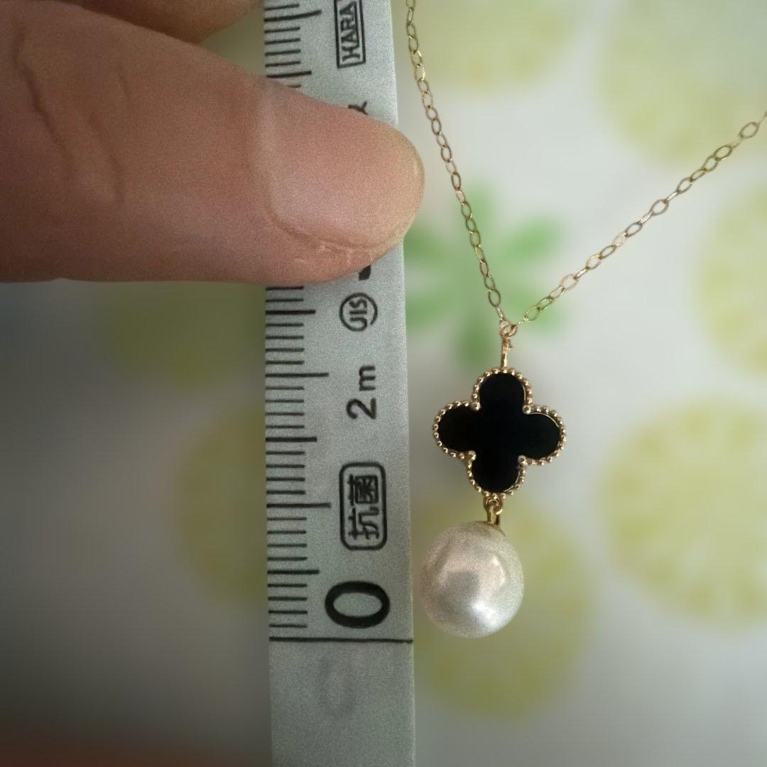 K18YG necklace with white Akoya pearls and onyx flower pendant on a 45 cm chain