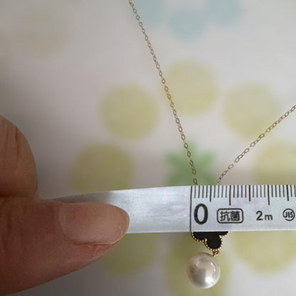 K18YG necklace with white Akoya pearls and onyx flower pendant on a 45 cm chain