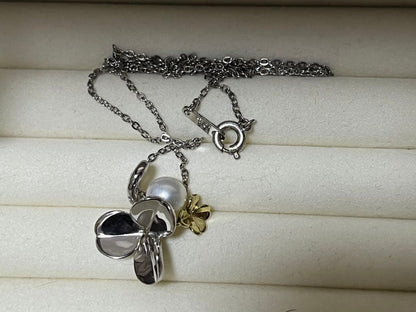 Mikimoto silver necklace with a 6.9mm pearl and four-leaf clover pendant on a 44.5cm chain