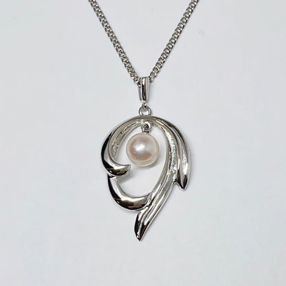 MIKIMOTO pearl necklace pendant with 6.1mm pearl on a 43cm silver chain