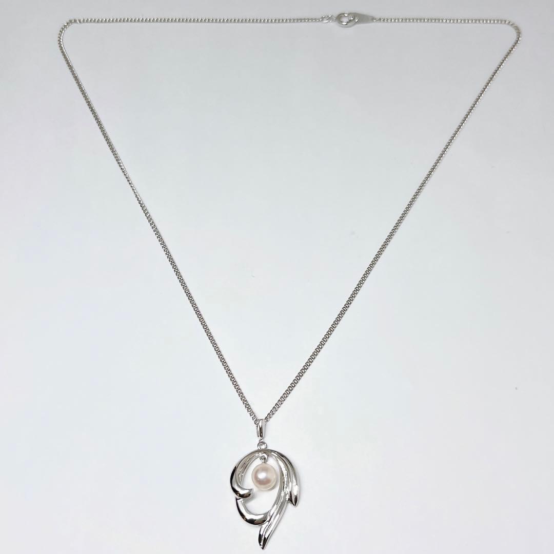 MIKIMOTO pearl necklace pendant with 6.1mm pearl on a 43cm silver chain