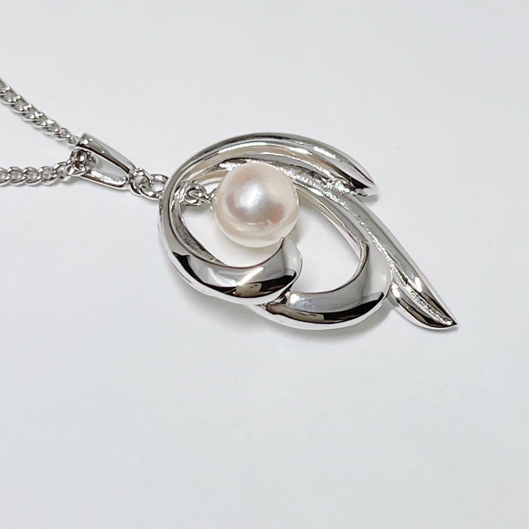 MIKIMOTO pearl necklace pendant with 6.1mm pearl on a 43cm silver chain