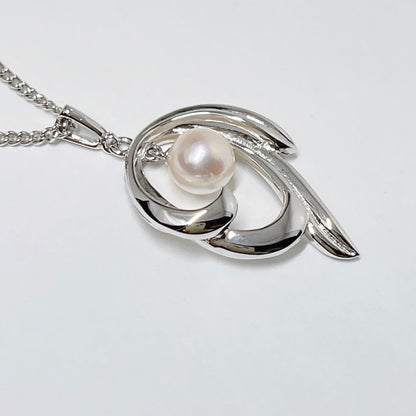 MIKIMOTO pearl necklace pendant with 6.1mm pearl on a 43cm silver chain