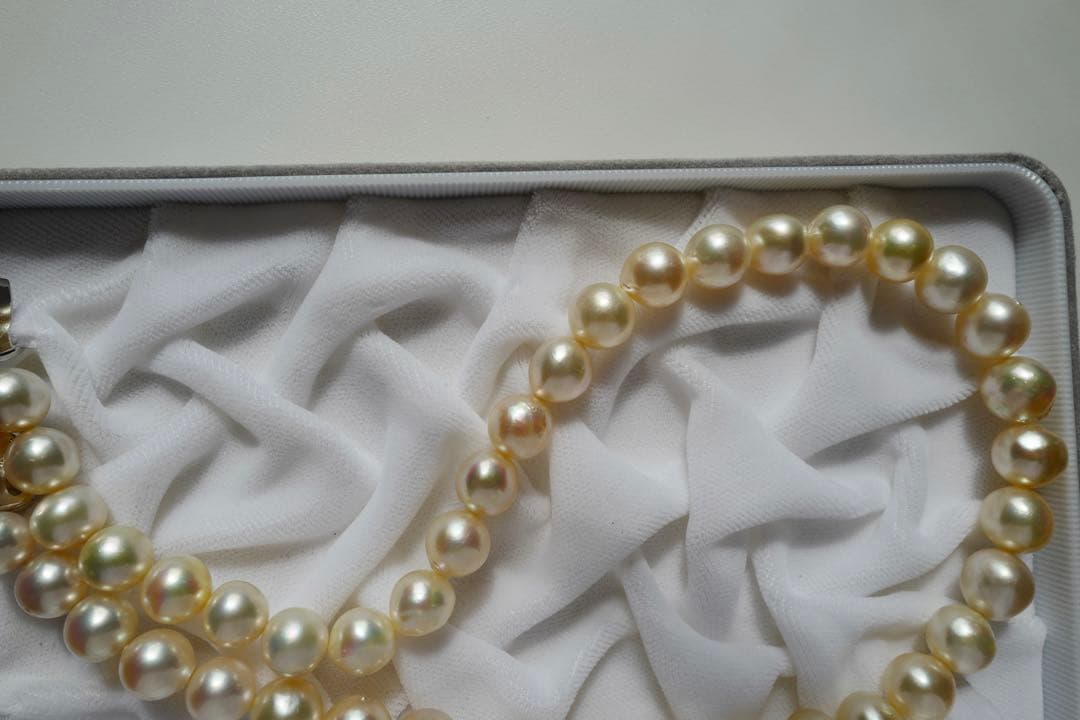 Akoya pearl genuine pearl necklace with deformed large beads 10.8-8.5mm in ivory pink and green hues, 43.3cm silver fittings
