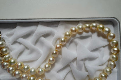Akoya pearl genuine pearl necklace with deformed large beads 10.8-8.5mm in ivory pink and green hues, 43.3cm silver fittings