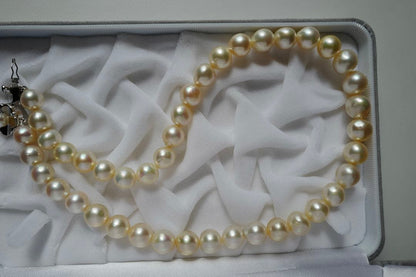 Akoya pearl genuine pearl necklace with deformed large beads 10.8-8.5mm in ivory pink and green hues, 43.3cm silver fittings